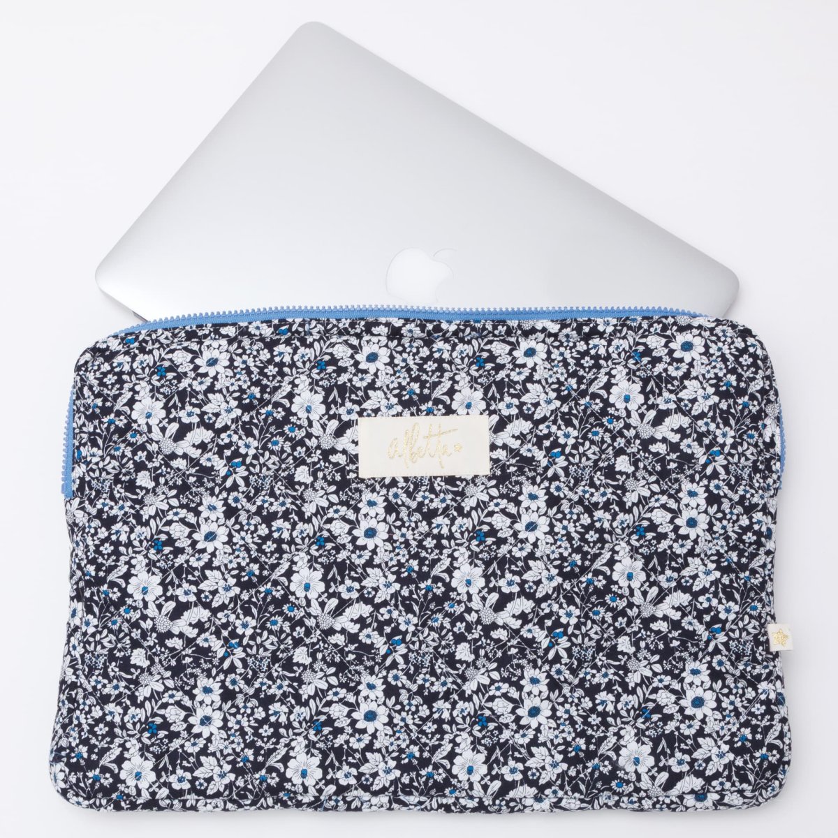 画像2: ネイビーフローラル・キルティング・15インチ・ノートパソコンケース (2)