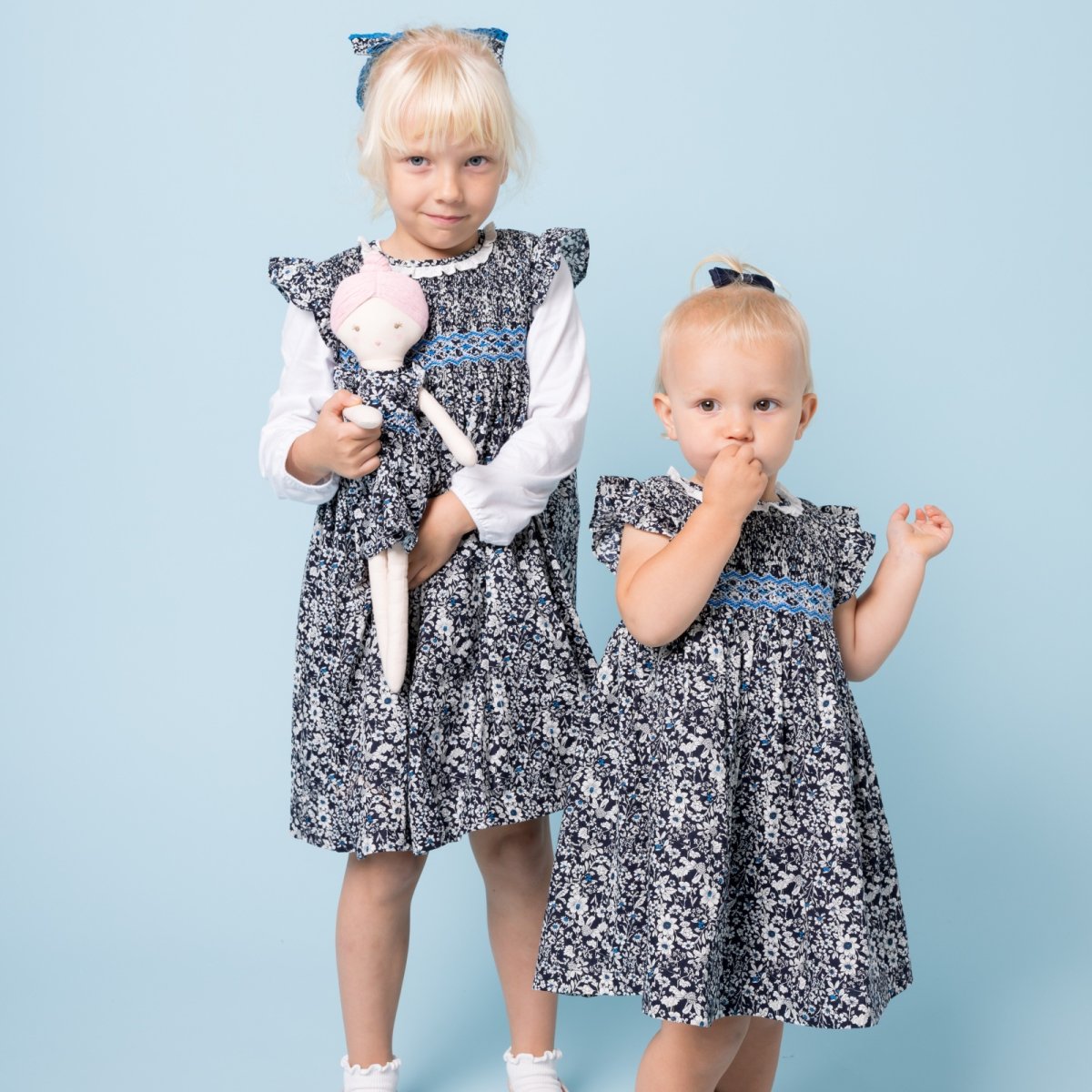 画像1: ダークブルーフラワー・ハンドスモック・ドレス_2_3歳(身長 92-98cm) (1)