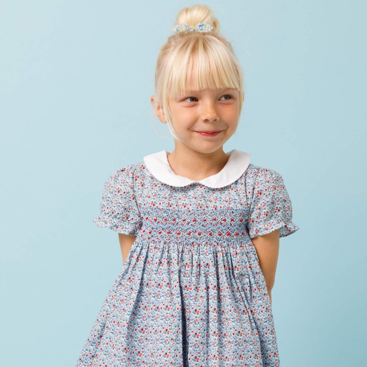 画像1: ディッツィー・ブルーフローラルプリント・ハンドスモッキング・ワンピース_5_6歳用(身長 108-114cm) (1)