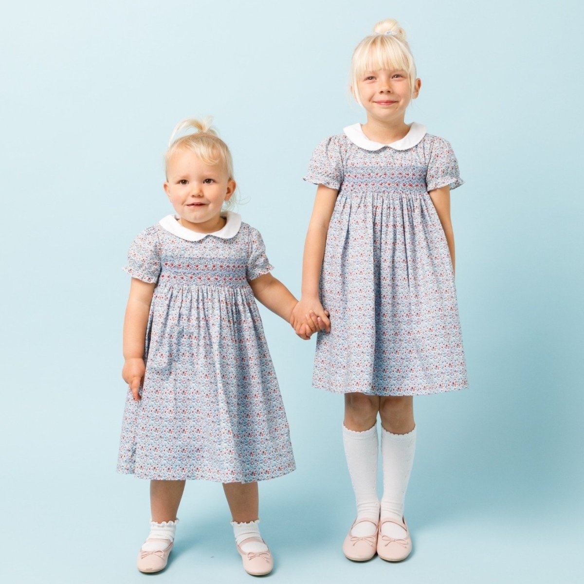 画像2: ディッツィー・ブルーフローラルプリント・ハンドスモッキング・ワンピース_5_6歳用(身長 108-114cm) (2)