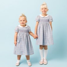 画像2: ディッツィー・ブルーフローラルプリント・ハンドスモッキング・ワンピース_5_6歳用(身長 108-114cm) (2)